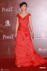 高清图：汤唯火红长裙现身红毯 身材婀娜明艳夺目