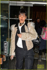 组图：蕾哈娜顶丸子头装嫩 土豪金项圈贵气十足