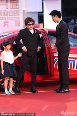 组图：盲人兄弟王俊杰戴黑墨镜牵小萝莉亮相