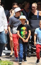 组图：贝克汉姆千金首曝光 小脸肉嘟嘟可爱至极