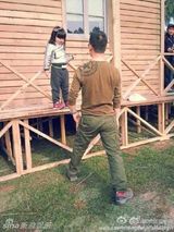 组图：电影《爸爸》曝花絮照 萌宝喂小动物有爱