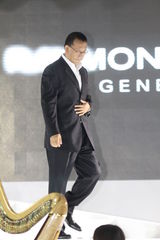 组图：姜文对妻子呵护有加 周韵与男模热聊晾老公