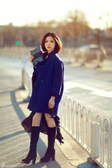 组图：姚贝娜春日街拍曝光 亮色大衣显潮范