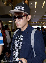 组图：SJ-M素颜现身韩国机场 口罩墨镜遮面