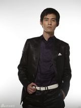 组图：《与时尚同居》曝主演搞怪写真 轻松有趣