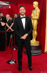 高清组图：奥斯卡红毯 杰拉德-巴特勒挥手致意