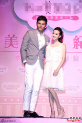 组图：凤小岳亮相产品代言 西装笔挺帅气有型