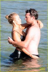 组图：阿凡达男主角与女友戏水上演激凸湿吻