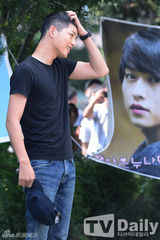 组图：韩星宋仲基入伍短发帅气 将服现役21个月