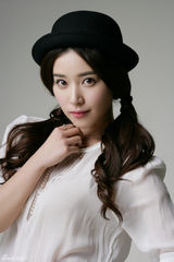 组图：阚清子黑色大片风情魅惑 低胸秀性感