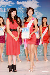 高清组图：亚姐出席竞选活动 比基尼泳衣秀身段