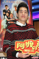 组图：安心亚蓝正龙电影院客串店长 宣传新片