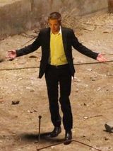 组图：帕丁森新片激吻爱丽丝 摸腿野战欲火焚身