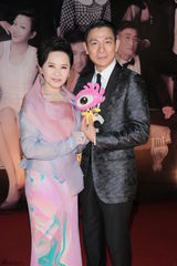 组图：金像奖红毯星光灿烂 众星持小新齐卖萌