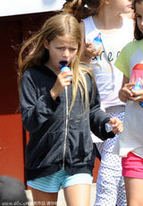 组图：格温妮丝-帕特洛逛街  离婚后气色佳