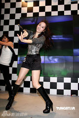 幻灯图：许慧欣电玩展动感热舞 义卖所得捐灾区