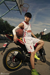 组图：韩承羽化身阳光骑士 激情沉静双面魅力