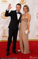 组图：《绝命毒师》亚伦-保尔携妻亮相艾美红毯