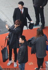 组图：李敏镐离沪保镖护驾 不舍频向粉丝挥手