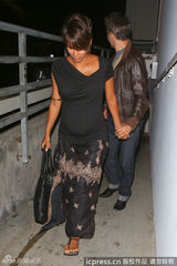 组图：哈利贝瑞即将临盆肚大如箩 老公不敢松手