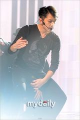 组图：Rain复出舞台彩排 耍帅卖萌魅力不减