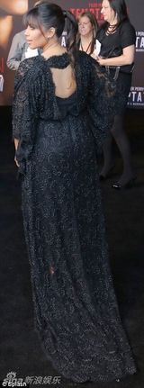 组图：卡黛珊挺大肚秀事业线 蕾丝长裙亮相首映