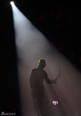 组图：羽泉开唱海泉泪洒舞台 白百何现身捧场