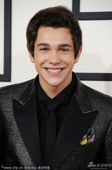 组图：清新小子奥斯汀-玛宏穿黑色西装帅气现身