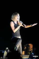 组图：土屋安娜香港开演唱会 李毓芬走秀助阵