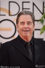 组图：《米勒一家》男星博-布里奇斯亮相金球奖