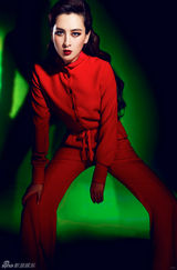 组图：马苏五彩魅惑写真曝光 一身红装曲线修长