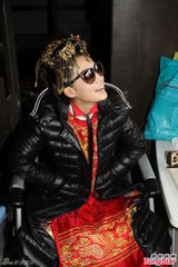 组图：李沁因雾霾得结膜炎 片场裹羽绒服戴墨镜