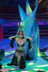 组图：《欢乐满东华2012》落幕 那英西装助阵