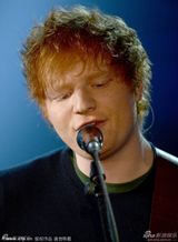 组图：艾德-希兰联手埃尔顿-约翰致敬赫姆