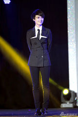 组图：李宇春亮相时尚盛典 不插电表演引爆全场