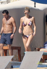 组图：莱奥纳多女友芭儿-拉法莉穿比基尼晒日光