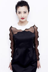 组图：演员曾培红唇写真灵动美艳