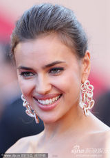 组图：C罗超模女友戛纳走秀展玉腿深沟