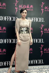 组图：秦岚亮相时装盛典 称优雅女性传递正能量