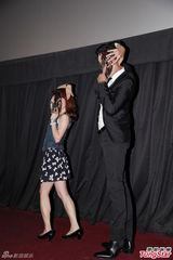 组图：日星铃木亮平宣传新片 与本裸男斗舞