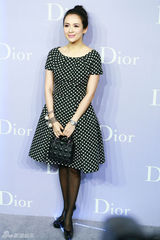 组图：章子怡简洁装扮亮相唇红齿白微笑甜美