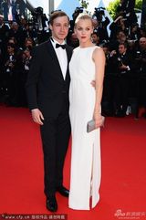 组图：大卫-克劳斯和女嘉宾黑白配亮相