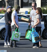 组图：曝暮光女转性爱女人 紧黏中性帅气新欢