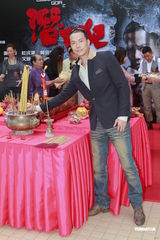 组图：《Laughing Gor》将开机 演员集体拜神