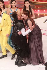 组图：蔡一杰被捕后首度登台 台上光鲜台下低调沉默