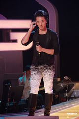 组图：《劲歌金曲》录影 容祖儿郑伊健亮相