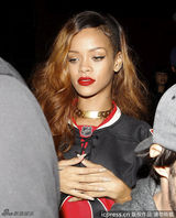 组图：蕾哈娜烈焰红唇性感亮相 身材高挑秀长腿