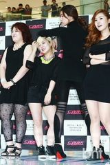 组图：韩女星安英美音乐剧试演挤胸露乳博眼球