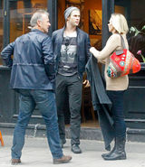 高清图：克里斯-海姆斯沃斯现身伦敦 吐舌表情多