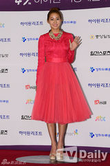 组图：百想红毯朴有天帅气 女星主打黑裙秀性感